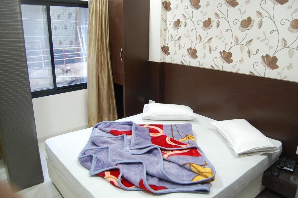 Hotel Poonam Palace 乌贾因 客房 照片