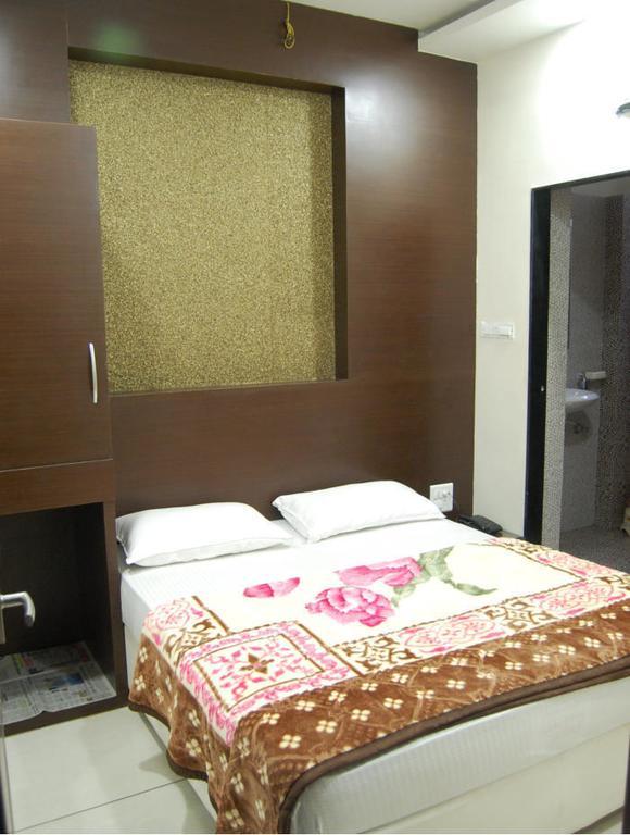 Hotel Poonam Palace 乌贾因 客房 照片