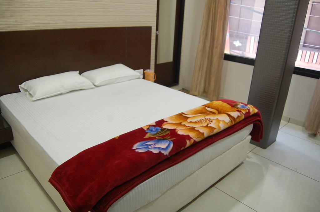 Hotel Poonam Palace 乌贾因 客房 照片