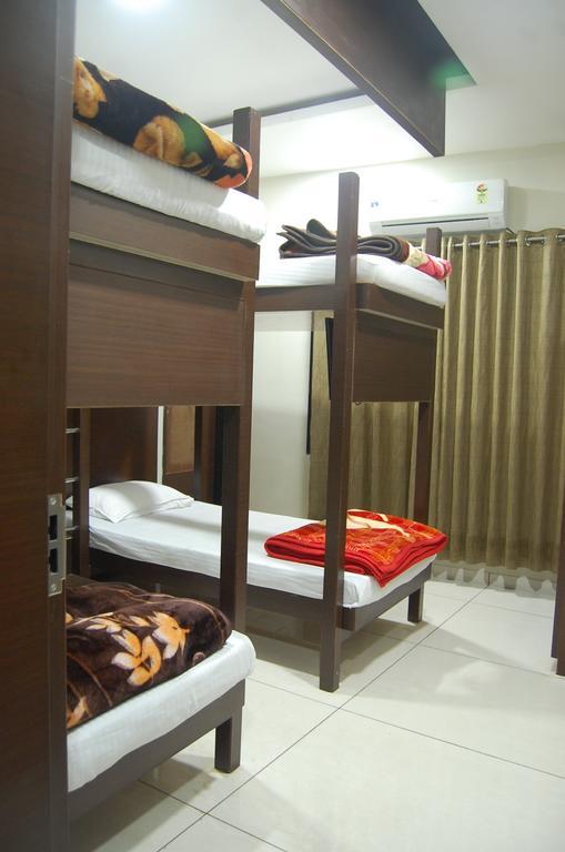Hotel Poonam Palace 乌贾因 客房 照片