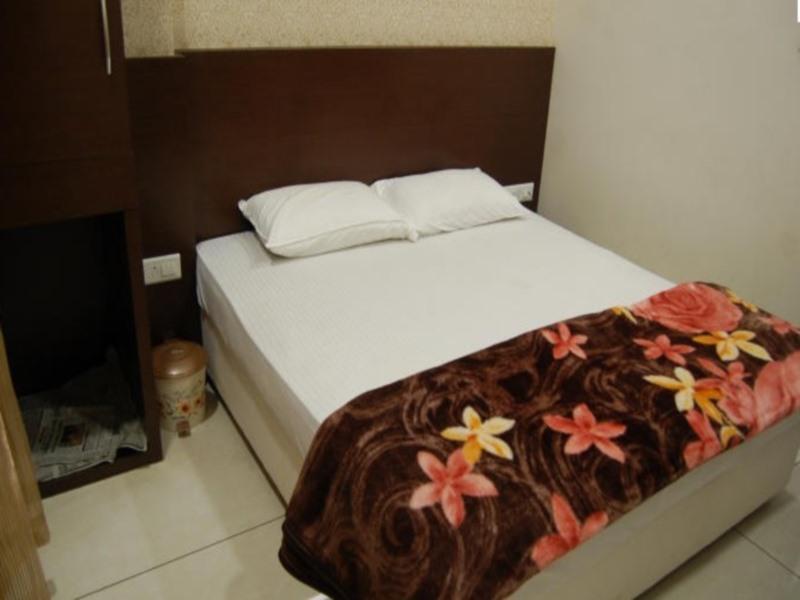 Hotel Poonam Palace 乌贾因 外观 照片