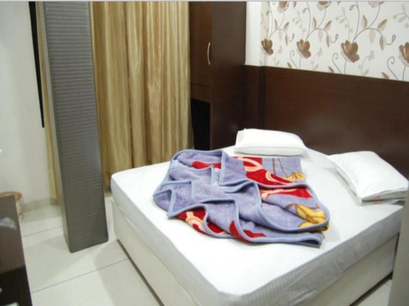 Hotel Poonam Palace 乌贾因 外观 照片