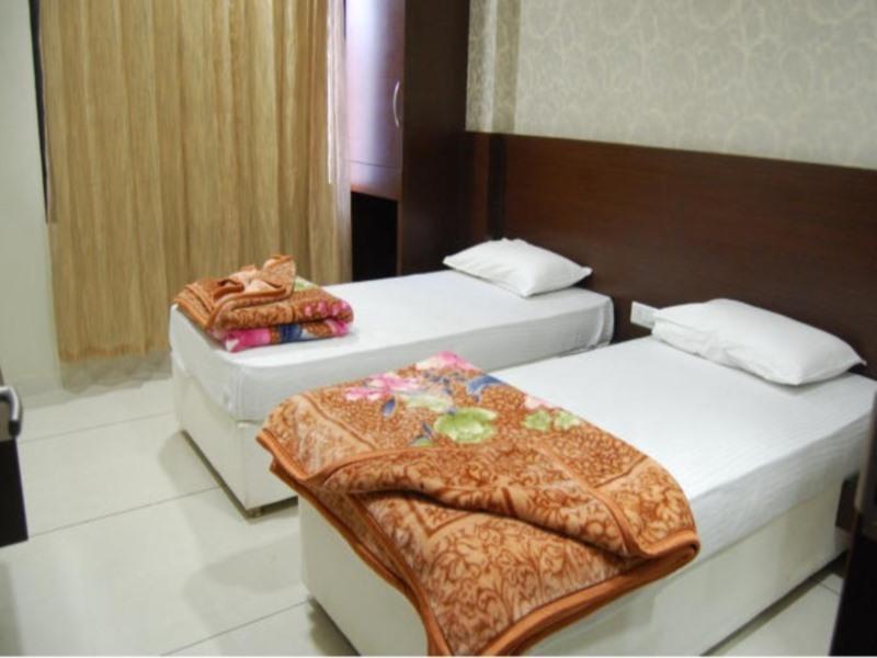 Hotel Poonam Palace 乌贾因 外观 照片