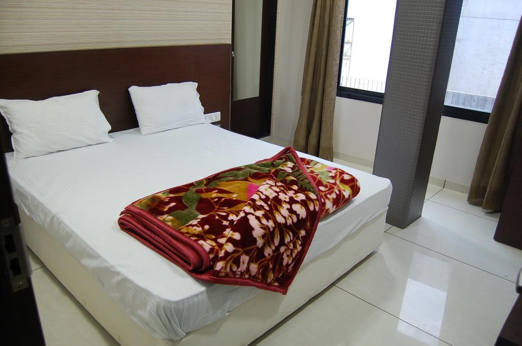 Hotel Poonam Palace 乌贾因 外观 照片