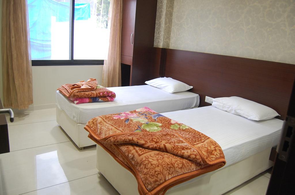 Hotel Poonam Palace 乌贾因 外观 照片