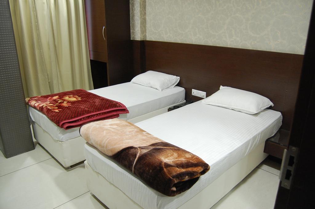 Hotel Poonam Palace 乌贾因 外观 照片