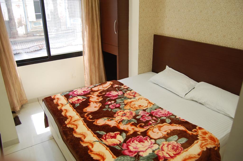Hotel Poonam Palace 乌贾因 外观 照片
