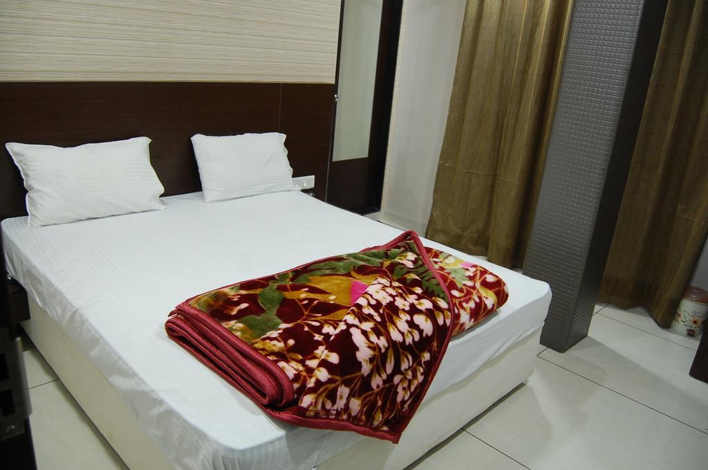 Hotel Poonam Palace 乌贾因 外观 照片